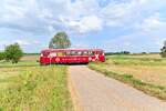 Vor geraumer Zeit wollte ich gerne ein Bild vom Roten Flitzer auf diesem Feldweg BÜ machen, wurde mir Coronabedingt von Wandervolk verdorben....heute am 15. August 2021 ist es mir geglückt.