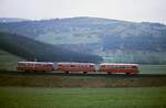 Kurz vor Pelm wurde diese dreiteilige Schienenbuseinheit im Frühjahr 1989 auf der Fahrt von Daun nach Gerolstein aufgenommen. Auch wenn es beim Blick durch die Fenster so erscheint, das war keine Leerfahrt, sondern ein planmäßiger Nahverkehrszug!