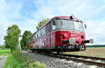 Auf seinem Weg nach Hüffenhardt ist der 798 081 am Montag den 3.10.2022 die leichte Steigung hinauffahrend in Siegelsbach zusehen.