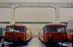 Der Nebeltag ließ das Bw Heidelberg noch schauriger erscheinen. Am 03.11.1984 waren dort einige Uerdinger Schienenbusse  gelagert .