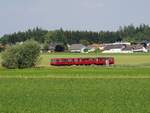 PEF-Schienenbus passiert nächst Rettenbrunn ein aufgelassenes Fernsprecherhäuschen, nun geht´s stets bergan in Richtung Hausruck; 220616