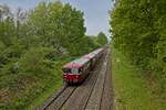 Eine Sechsteilige Schienenbus-Garnitur auf einer Sonderfahrt der AKE ins Hönnetal passiert den ehemaligen Rangierbahnhof Geisecke (21.05.2023) 