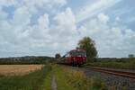 Eine fünfteilige Schienenbus-Garnitur auf einer Sonderfahrt der AKE ins Hönnetal fährt in den Haltepunkt Bösperde ein (22.10.2023)