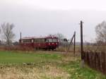 Einfahrt einer Schienenbus-Garnitur der Baureihe 796, bestehend aus Trieb- und Steuerwagen, in den Bahnhof Wrlitz, aufgenommen am 23.03.2002.