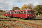 Herbst in Hagenow und die Triebwagen der WEMEG stehen in der Nachmittagssonne.