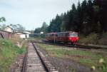 Hof - Bad Steben ca. 1989. Bahnhof Stegenwaldhaus, Ausfahrt eines 798 nach Selbitz/Naila. Wer genau hinsieht erkennt, dass rechts die Ladegleise nicht mehr angebunden sind und rechts neben dem Zug das Überholgleis schon ausgebaut ist. Das Streckengleis liegt immer noch und wird auch benutzt...