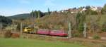 VT 56 und 55 der Hochwaldbahn zogen am 24. Oktober 2009 diese besondere Fuhre von Offenburg nach Singen (Htw); hier sieht man sie am Kilometer 70 bei St. Georgen.