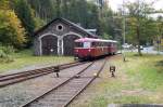 Der Schienenbus der Eisenbahnfreunde Rodachtalbahn 798 731+998 744 fhrt am 30.09.2007 in den Endbahnhof Nordhalben ein.