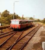 Schienenbus aus Usingen - rechts das ehemalige Ausfahrtgleis Richtung Weilmnster, 1. Hlfte der 1980iger Jahre.