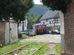 Am 30. Juli 2006 fuhr die Oleftalbahn Richtung Schleiden ber den Dorfplatz von Olef.