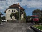 03.10.2010: Das Bahnhofsgebude von Neckarbischofsheim Nord. Der Bahnhof hat 2 Seiten, wie man an diesem Bild gut erkennen kann. Links der neue S-Bahnbahnsteig an der Schwarzbachtalbahn Meckesheim-Aglasterhausen. Rechts der Bahnhof der Krebsbachtalbahn nach Hffenhardt. Hier steht ein VT 798 mit Beiwagen bereit als RB 3017 nach Hffenhardt.