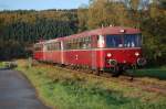 Der dreiteilige Schienenbus (VT 98) der OEF, auf der Fahrt von Herzhausen (Eder) nach Frankenberg (Eder), hier kurz hinter Ederbringhausen, 24.10.2010.