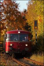 Die dreiteilige Schienenbusgarnitur erreicht von Menden(Sauerland) komment den Endbahnhof Hemer.