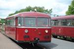 Hier sieht man einen Schienenbus der Eifel Quer Bahn im Bahnhof Daun stehen.