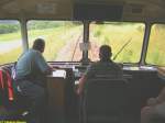 Auf der Vulkan-Eifel-Bahn Kaisersesch - Daun - Gerolstein 
fhrt von Anfang Mai bis Ende Oktober am Wochenende eine
Garnitur mit VT und VS 98, ein heutzutage seltenes Fahrgefhl.
Hier kann der Reisende dem Triebfahrzeugfhrer noch ohne die
trennende Glaswand bei seiner Ttigkeit zuschauen und Fotos 
auf die Strecke machen, wie diese Aufnahme aus dem VS 31 der
Hochwaldbahn vom 31.07.2005 zwischen Kaisersesch und Laubach-Mllenbach.


