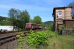 Schienenbus (VT 98) 798 818-1 (der Pfalzbahn) mit Beiwagen (VB98) 998 880-9 am 08.05.2011 in Herdorf vorm Stellwerk Herdorf Ost.