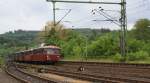 15.05.2011 in Scheuerfeld/Sieg: Die Westerwlder Eisenbahnfreunde WEF 44 508  aus Westerburg sind mit einer 5er-Garnitur der Oberhessischen Eisenbahnfreunde nach Siegen unterwegs. Die Schienenbuseinheit war wie folgt gekuppelt: 996 677-9, 798 589-8, 998 184-6, 996 310-9 und 798 829-8.