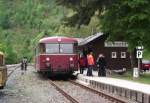 798 731-6 und 998 744-2 der EFR stehen am 15. Mai 2011 als N 8777 auf Gleis 1 im Bahnhof Drrenwaid.