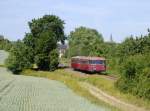 Neben dem bereits erwhnten 218-Sandwich kam am 29.5.2011 auch eine zweiteilige Schienenbus-Garnitur der Pfalzbahn im Zellertal zum Einsatz. Diese pendelte zwischen Worms und Marnheim. Pnktlich um 11:18 verlsst die Garnitur hier Harxheim-Zell in Richtung Worms.