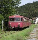 798 731-6 und 998 744-2 der EFR durchfahren am 4. September 2011 als N 8776 die Gemeinde Steinwiesen Richtung Kronach. 