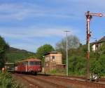 Schienenbus (VT 98) 798 818-1 (der Pfalzbahn) mit Beiwagen (VB98) 998 880-9 am 08.05.2011 in Herdorf vorm Stellwerk Herdorf Ost.