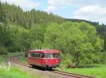 VT 53 (ex DB 796 724) der HWB ist am 17. Mai 2012 als N 8778 im Rodachtal zwischen Drrenwaid und Mauthaus unterwegs.