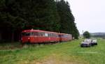 Noch eines vom Schienenbuseinsatz Mnchberg - Helmbrechts zum Jubilum der 125jhrigen Bahnerffnung. Auf der Wiese parkt das 1970er Taxi, dessen Fahrer  damals  ein Puschen im Grnen machte. Er machte auch das Foto tatschlich zwischen Helmbrechts und Wstenselbitz am 3.Juni 2012.