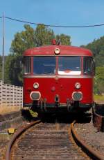 Am Samstag den 18.8.2012 steht der Triebwagen 798 670-6 abfahrbereit im Bahnhof Daun, in wenigen Sekunden fhrt er weiter in Richtung Kaisersesch. Dieses Foto machte ich vom bergang vom Bahnsteig zum Parkplatz aus...