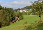 Der Schienenbus 998 840 + 798 776 + 798 706 der Passauer Eisenbahnfreunde bei einer Sonderfahrt auf der Ilztalbahn am 03.10.2012 unterwegs bei Karlsbach.