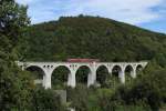 Ein dreifacher VT 98 fuhr am 02.09.2012 ber das Viadukt in Willingen (Upland)