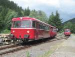 998 744-2 und 798 731-6 verlassen am 03. Juli 2013 den Bahnhof Drrenwaid.