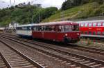 Aus Kalenborn kommt ein 798 doppel, das der 798 750-5 anfhrt und der VT 57 hngt hinten an, als das Gespann in Linz einfhrt.