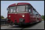 Also nher kann man ihm nicht mehr kommen, dem Schienenbus der Pfalzbahn bei einer Hafenrundfahrt der Historischen Eisenbahn Mannheim. Hier berquert er gerade eine Drehbrcke ber ein Hafenbecken. (28.09.2013)