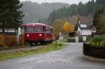 VT 798 + VS 998 der EFR am 27.10.2013 als N 8776 in Steinwiesen kurz vor dem Endbahnhof.