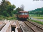 Der Schienenbus am 21.5.95 kurz vor der Endtstation Ebrach am Abzweig nach Eberau: Rechts sieht man die Straße ins Dorf und im Hintergrund links die Weiche zum Tanklager.