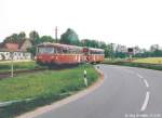 Bei Vollmannsdorf in Strecken-km 19,8 lag die einzige Kreuzung zwischen der Bundesstraße und der Bahnlinie. Das Gleis blieb von hier bis Ebrach nördlich der B 22. (Blick nach Osten auf 796 724 am 21.5.95)