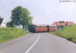 Blick nach Osten a.d.Schienenbus, der am 21.5.95 über den Bahnübergang bei Hundshof fuhr. Etwa 300 Meter weiter östlich lag bis 1961 der Haltepunkt Vorra (Ebrach).