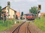 996 773 überquerte am 21.5.95 den Bahnübergang der Staatsstraße am Ostrand des Schlüsselfelder Stadtteils Thüngfeld.