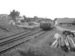 Der Schienenbus fuhr durch den Bahnhof Burghaslach nach Schlüsselfeld. Die Weiche zum Anschlussgleis endete am 21.5.95 schon links ࠞim Nichtsࠜ. 