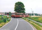 Das Schienenbuspärchen passierte am 21.5.95 den Bahnübergang in km 16,6. Im Hintergrund sieht man die Silhouette von Wachenroth.