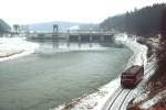 Ein 798 fährt entlang des Inns von Wasserburg Bahnhof nach Wasserburg Stadt (Februar 1986). Etwa ein Jahr später führte ein Hangrutsch in diesem Bereich zur Streckenstilllegung.