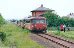 Blick nach Osten auf 796 724 im Bahnhof Mühlhausen. Am 21.5.1995 war der angebaute Holzgüterschuppen hinter den Sträuchern nur noch zu erahnen.
