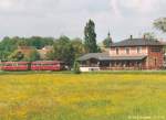 Blick nach Norden auf das Schienenbuspärchen im Bahnhof Steppach-Pommersfelden. Der Gesellschaftswagen stand am 21.5.95 noch links vom Bildrand am westlichen Bahnhofsende. 