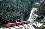 An einem Apriltag Anfang der 1980er Jahre ist eine 798/998-Garnitur auf der Schwarzwaldbahn bei Triberg unterwegs.