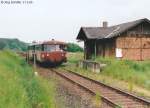 796 724 und 996 773 beim kurzen Halt in Wingersdorf am 21.5.95: An das hölzerne Empfangsgebäude schloss sich der Güterschuppen an.