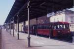 Auch das ist komplett historisch. 796 657/998773 steht in Hof Hbf am Stichgleis abfahrbereit nach Selb Stadt. Datum war der 19.02.1993, es war der letzte Einsatztag. Seitdem fhrt hier der 628. Mittlerweile hat es die moderne DB auch geschafft, das Denkmalgeschtzte Dach am Hausbahnsteig und das hier zu sehende Schutzdach komplett zu entsorgen. Denkmalschutz, was heit das??? Dia 50 R 38. Ggf. Abdruckerlaubnis bei mir...

