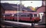 Schienenbus 798670 mit VB 998838 steht am 3.10.1990 an der Tankstelle des BW Bebra