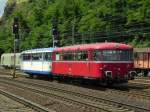 Nachschuss auf die beiden Schienenbusse VT57 vorne und 798 752-2 hinten.