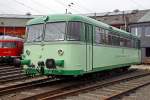 Das Highlight des diesjährigen Lokschuppenfestes am 08. und 09.08.2015 im Südwestfälisches Eisenbahnmuseum in Siegen (hier 08.08.2015) war der Uerdinger-Schienenbus in der Farbgebung der Kleinbahn Weidenau-Deuz als KWD VT 26.

Es ist aber nicht das Original, denn dies wäre ein VT 95 – BR 795 (und nicht ein VT 98 – BR 796 / BR 798). Diese Fahrzeuge verfügten nur über einen Büssing-Unterflur-Motor und ein Sechs-Gang-Getriebe. Aber sie hatten einen verstärkten Rahmen, der dem späteren zweimotorigen VT 98. Normalerweise besaßen die VT 95 Mittelpufferkupplungen und Stoßfederbügel.

Das Original wurde 1956 von der Waggonfabrik Uerdingen unter der Fabriknummer 62482 gebaut und bei der Kleinbahn Weidenau - Deuz in Betrieb als VT 26 genommen. Dort fuhr er bis zur Stilllegung des Personenverkehrs der Kleinbahn Weidenau - Deuz 1968 und wurde an die AKN - Altona - Kaltenkirchen - Neumünster Eisenbahn AG verkauft, wo er noch in KWD-Lackierung als VT 2.23 bis zur Verschrottung 1978 fuhr.

Die Kleinbahn Weidenau–Deuz GmbH war eine Bahngesellschaft, die Eigentümerin der normalspurigen Bahnstrecke von Siegen-Weidenau nach Irmgarteichen-Werthenbach war. Der Personen- und Güterverkehr auf dem 11,3 Kilometer langen Teilstück von Weidenau nach Deuz wurde am 1. Dezember 1906 aufgenommen. Die Fortsetzung bis Irmgarteichen-Werthenbach (4,8 km) folgte für Personenzüge am 1. Dezember 1916 und für Güterzüge am 21. Mai 1917. 

Über mehrere Jahrzehnte entwickelten sich die Verkehrsleistungen positiv. Auch nach der Einstellung des Personenverkehrs am 25. Mai 1968 nahm der Güterverkehr noch zu.

Am 1. Januar 1970 wurde die Kleinbahngesellschaft Weidenau–Deuz GmbH aufgelöst und ihr Vermögen auf die Siegener Kreisbahn (heute Kreisbahn Siegen-Wittgenstein) übertragen, die mehr als 90 Prozent der Gesellschaftsanteile in Besitz hatte und schon seit dem 1. April 1955 Betriebsführerin war. Erst in den Jahren ab 1990 begann der Rückgang.  Viele Teilstücke sind heute demontiert.

Der reguläre Betrieb beschränkt sich heute auf den Bereich Weidenau Vorbahnhof bis Dreis-Tiefenbach, dort werden mehrere Industriebetriebe noch bedient. Mittlerweile endet das Gleis bei KM 2,9 im Werk Bombardier (ehemals Waggon Union - WU). Dieses stellt Drehgestelle für Schienenfahrzeuge her, früher ganze Güterwaggons.
