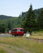 798 731-6 verlässt am 09. August 2015 den Bahnhof Dürrenwaid zur Fahrt nach Nordhalben.